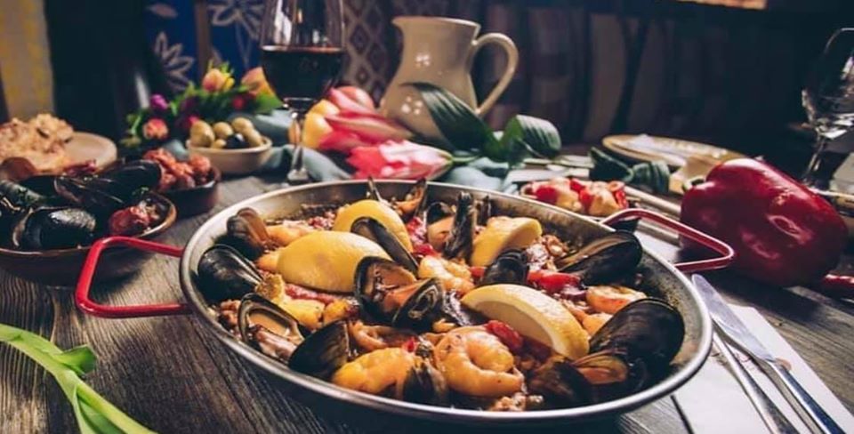 Tinto_Tapas's tweet photo. At Tinto Tapas we have a choice of 6 delicious Paella's including our Chefs Paella of the Day. Each one is freshly made to order so take a bit longer to arrive than our other dishes. We suggest killing time with a tapas or 2 and a glass of something delicious! https://t.co/UELD5kt9LH