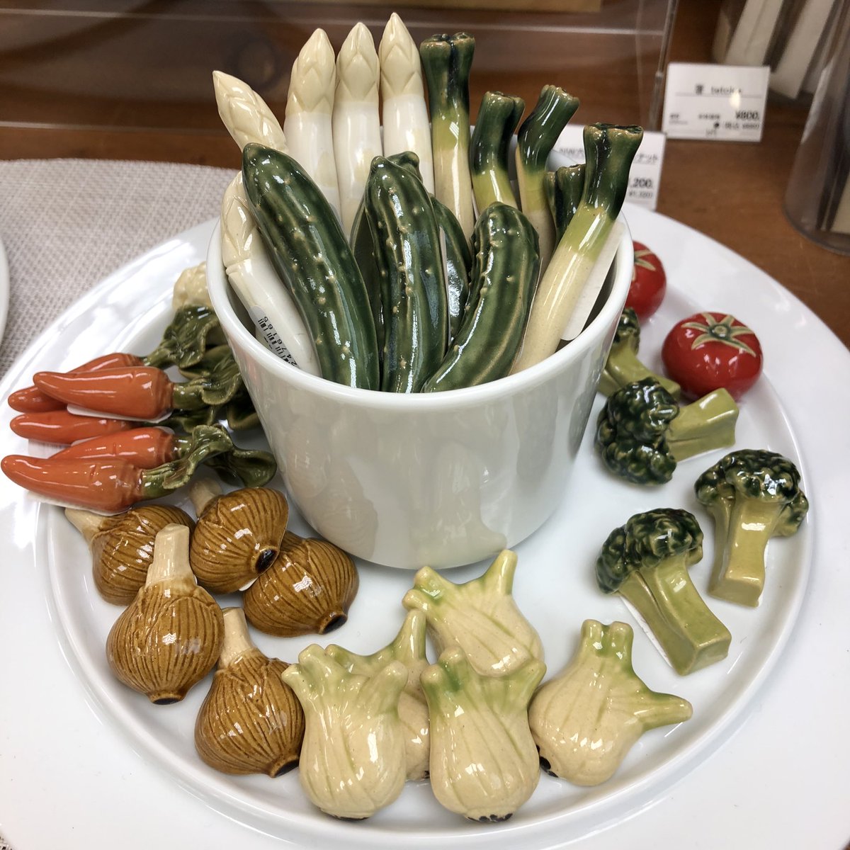 O Xrhsths 横浜ロフト Sto Twitter 横浜ロフトに食べ物入荷しました 嘘です 箸置きです 箸置きビュッフェ 種類豊富に箸置きを取り揃えました まるで本物と間違えてしまうようなスイーツやミニチュアサイズの野菜の箸置きが大集合 お気に入り
