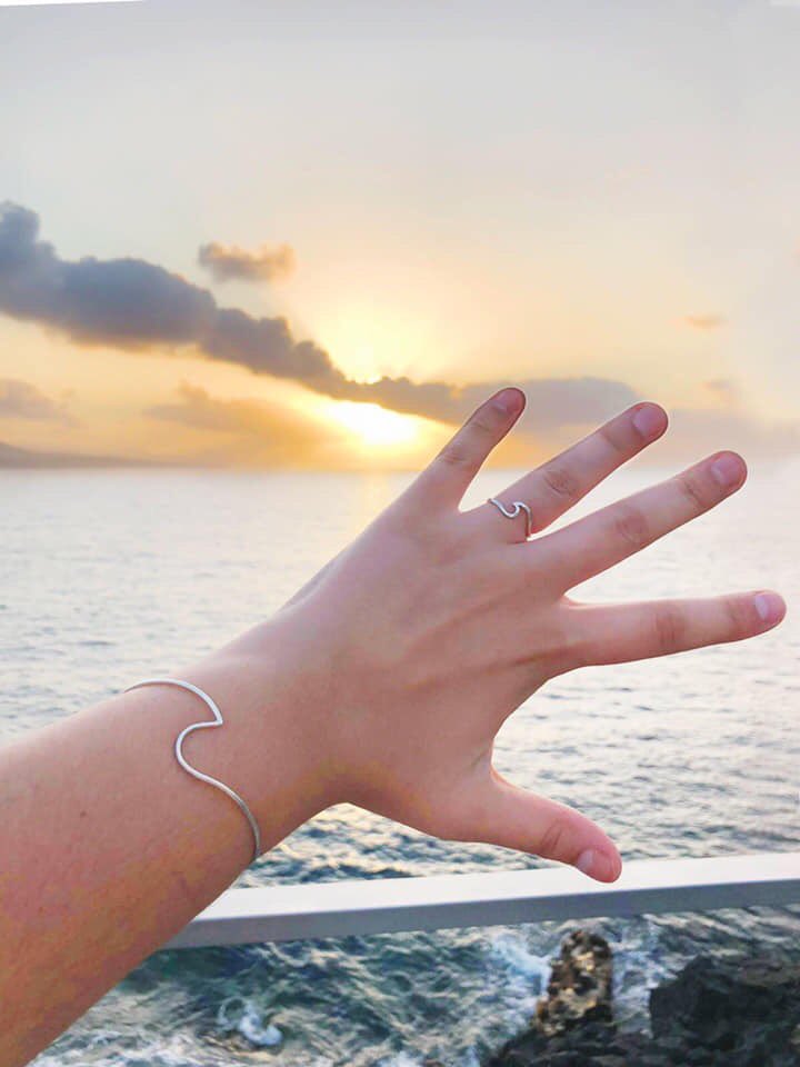 Regalar productos bonitos,  tengan un significado especial como nuestra colección “Olas del Atlántico”. 💛 

*PULSERA rígida de Plata de ley : ATLÁNTICO* Disponible en web👇🏾
BAIFOSINTHESKY.COM
Y  también en tienda física:
📍C/ Luján Pérez 4, La Isleta