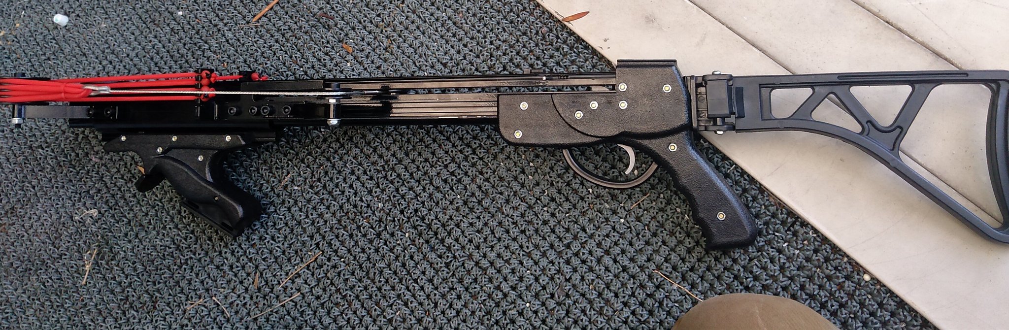 マリー仲村 武器ソムリエ スリングショットライフル Rs X7 スリングショット パチンコ 発展型 使用するのは8mm鉄球かミニ矢 威力はそれほどない 鳥を気絶させる狩りはできるレベル 鉄球は40連発可能 矢の場合先込め 精度は30mで10cm以内