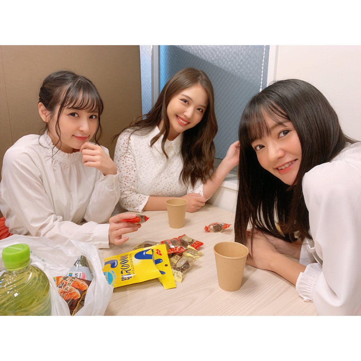 にしちゃんえりなちゃんと撮影でした📷
珍しく女の子らしい清楚な衣装です🤍🤍

どうだっ！！！
#サンスポGoGoクイーン https://t.co/68174ekP8x
