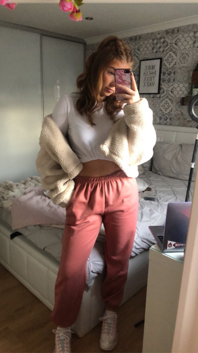 NotetoSelf_PD's tweet photo. Go to outfits for uni https://t.co/GGxWrmIjFA https://t.co/Xqtyq3Drde