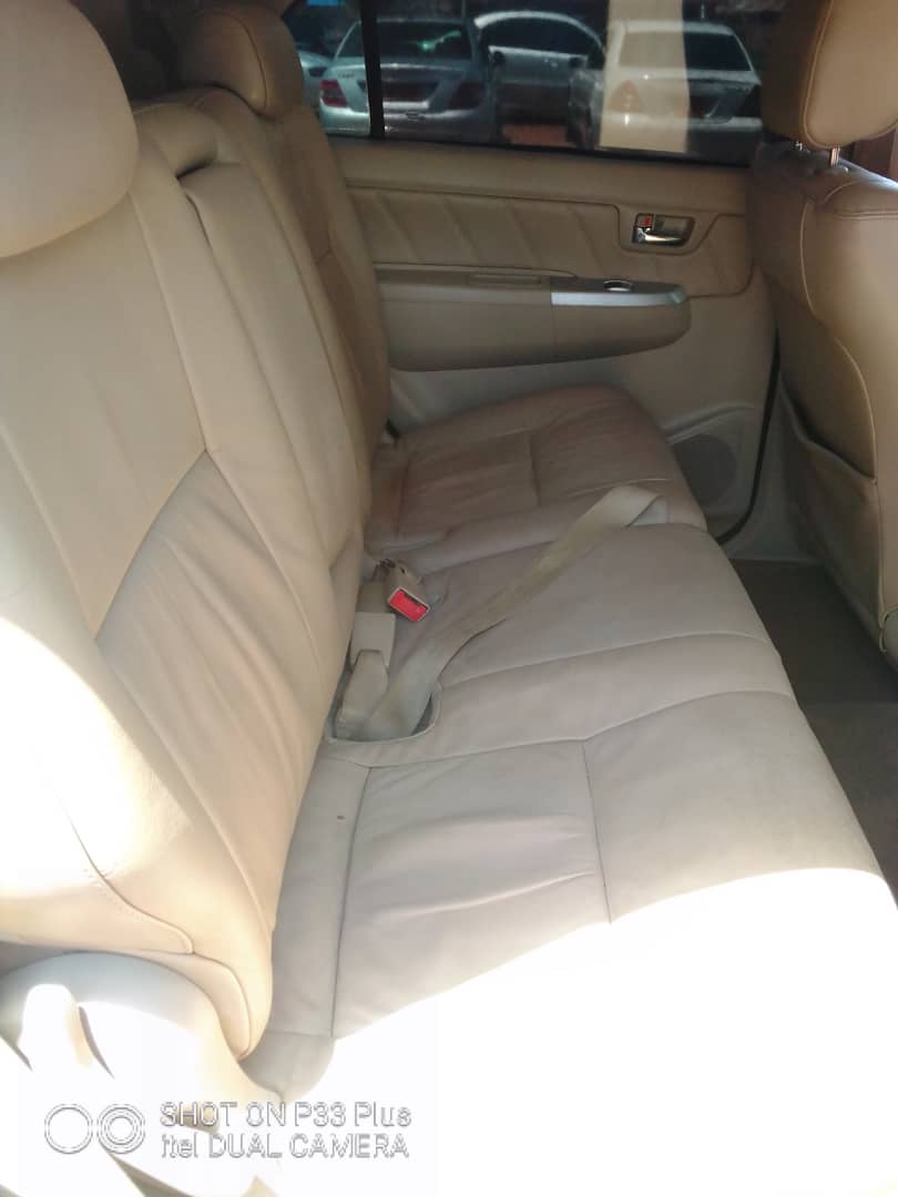 CarsZw's tweet photo. 2009Toyota Fortuner
130 000kms on the dash
Manual 5 speed
3.0l turbo D4D
Tow hitch
Og mags
Custom tints
$15 500(USD cash neg)
Call or app 0774412061
#bcnz #brtoyota https://t.co/DdTTLVHbph