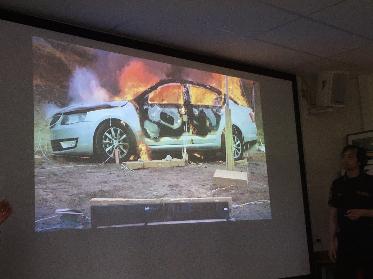 Tbobrw's tweet photo. Snelheid van brand verplaatsing tekend een uitgebrande auto, niet zozeer de temperatuur.
Leren van collega’s uit tjechie #ctif https://t.co/aRc0OHgG5W