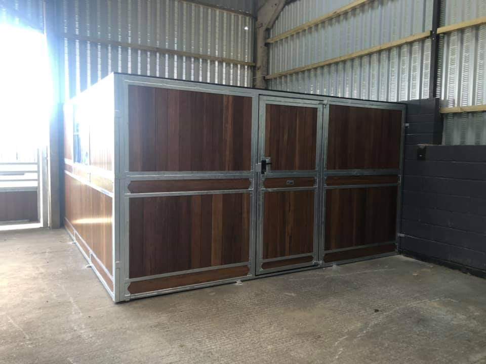 StablesOnline1's tweet photo. Today’s return to a customer in Kent to install a large day room/ Tea room along side the Premium Plus Range stables installed last year. The new unit has a resin coated plywood and steel bared roof and a side panel with fixed Perspex window. #tackroom #coffeeroom #equinehour https://t.co/AjbdX0Ix16
