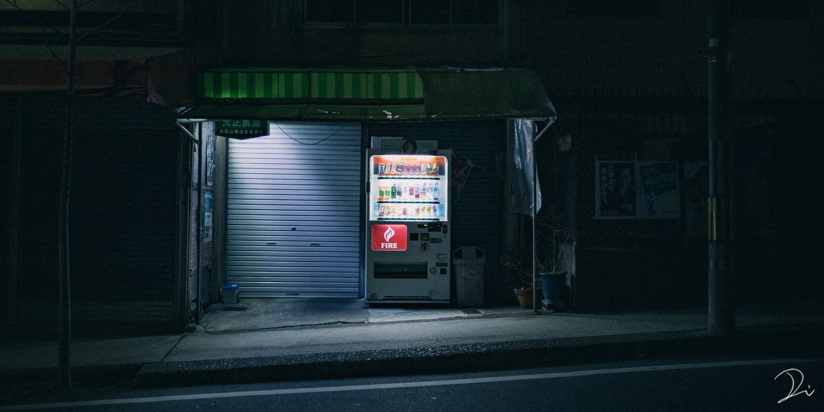 うさだだぬき 夜 暗い中にぽつんと小さく光が灯ってる風景が好き 寂しくて 切ないけど 少しだけ暖かい感じ