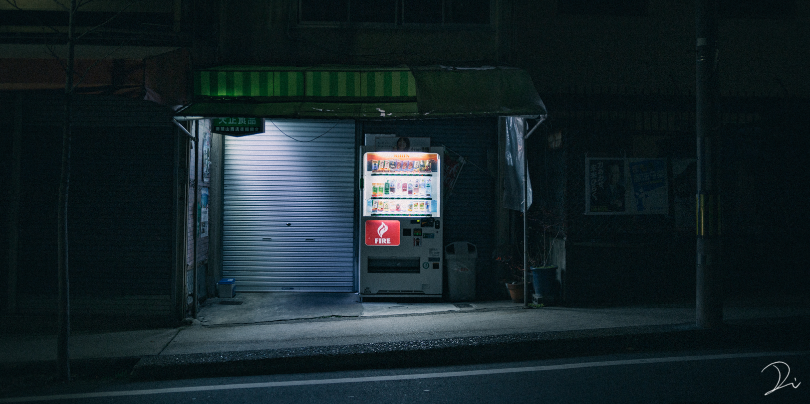うさだだぬき 京都の写真撮ってる人 夜 暗い中にぽつんと小さく光が灯ってる風景が好き 寂しくて 切ないけど 少しだけ暖かい感じ うさだだぬき 京都の写真撮ってる人 夜 暗い中にぽつんと小さく光が灯ってる風景が好き 寂しくて 切ないけど 少しだけ暖かい感じ