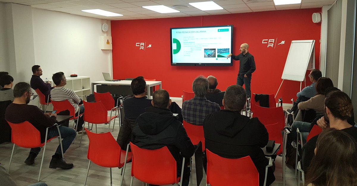 L'Albert Vinyes de <a href="/SINTAGMIA/">SINTAGMIA</a> comparteix amb els assistents un cas pràctic d'il.luminació LED amb dades reals d'estalvi i eines de millora x a futurs projectes en matèria energètica. Un plaer comptar amb membres del clúster tan actius i disposats a compartir info rellevant.