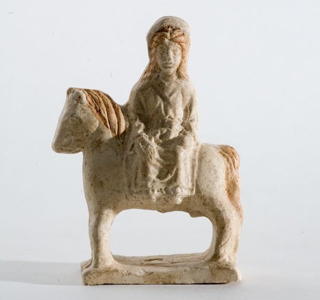 LandesmuseumKO's tweet photo. Wen stellt diese Statuette aus unserer archäologischen Ausstellung wohl dar? 👀
Tipp: sie war ursprünglich eine keltische Göttin der Fruchtbarkeit. Die Römer übernahmen sie als Göttin der Kavallerie und der Pferde allgemein. 

Foto: Pfeuffer/GDKE https://t.co/NLCiGsaSGk