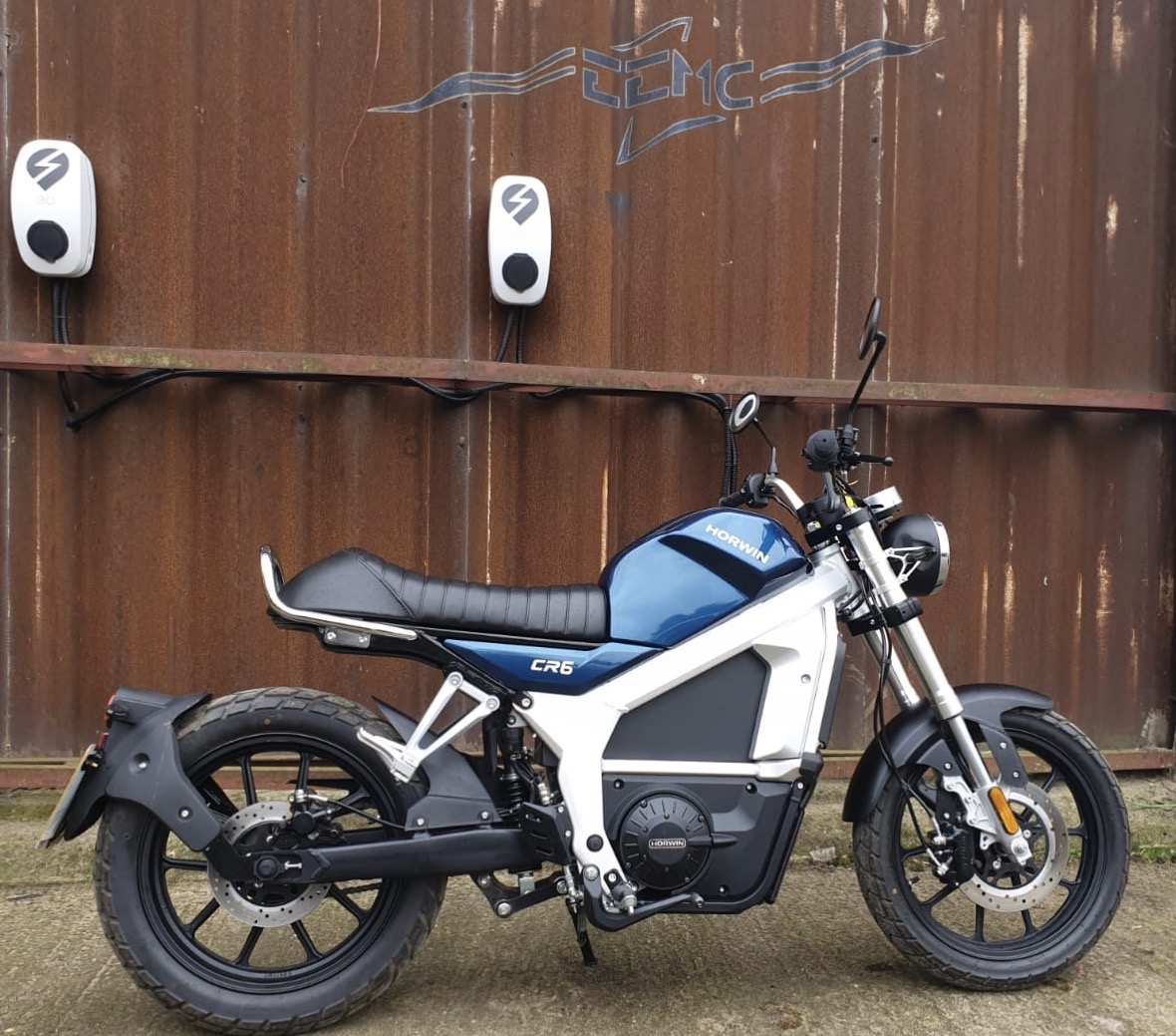EngElecMotCo's tweet photo. ‘Modern technology wrapped up in a backlit classic retro design’ the Horwin CR6 🤟 @artisanscooters 
@eocharging #electricmotorcycles #ebikes #escooters #scooters #mopeds #Modern #tech #Retro #design #EVs #HorwinCR6 #cleanenergy #city #urban #communte #emobility #WednesdayVibes https://t.co/2DxjhF8NEY