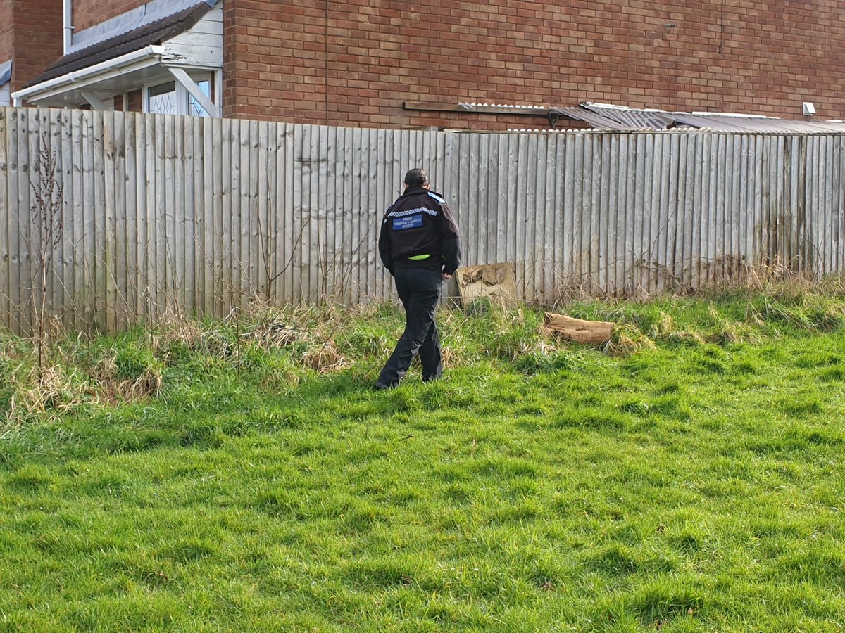 BartleyGreenWMP's tweet image. Morning all, PCSO's Potter &amp;amp; Swift around Battley Green and Quinton conducting weapon sweeps and patrolling our hotspot area's.
@LeeTrinderWMP 
#keepemsafe
#opguardian