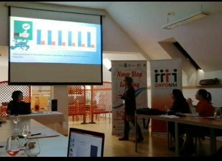 CepaLaMesta's tweet photo. Nuestra compañera @Upe08888908 presentando los resultados de la encuesta sobre los datos de #analfabetismofuncional en nuestro entorno, en comparación con los del #PIACC, que muestra los resultados de España y Europa. #Educacióndeadultos #KAFFI #Erasmus+ https://t.co/ZGRcBfZldt