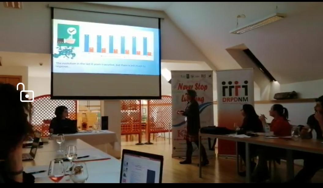 CepaLaMesta's tweet photo. Nuestra compañera @Upe08888908 presentando los resultados de la encuesta sobre los datos de #analfabetismofuncional en nuestro entorno, en comparación con los del #PIACC, que muestra los resultados de España y Europa. #Educacióndeadultos #KAFFI #Erasmus+ https://t.co/ZGRcBfZldt