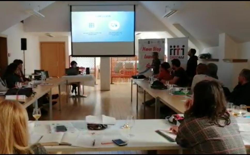 CepaLaMesta's tweet photo. Nuestra compañera @Upe08888908 presentando los resultados de la encuesta sobre los datos de #analfabetismofuncional en nuestro entorno, en comparación con los del #PIACC, que muestra los resultados de España y Europa. #Educacióndeadultos #KAFFI #Erasmus+ https://t.co/ZGRcBfZldt
