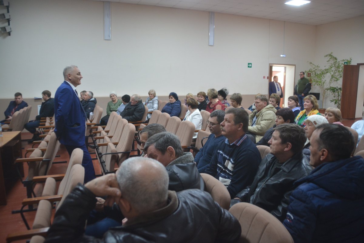 Сегодня провожу встречи с жителями сельского поселения Чубовка. Пообщался с сельчанами в Сырейке, в 15.00 состоится встреча с чубовцами.