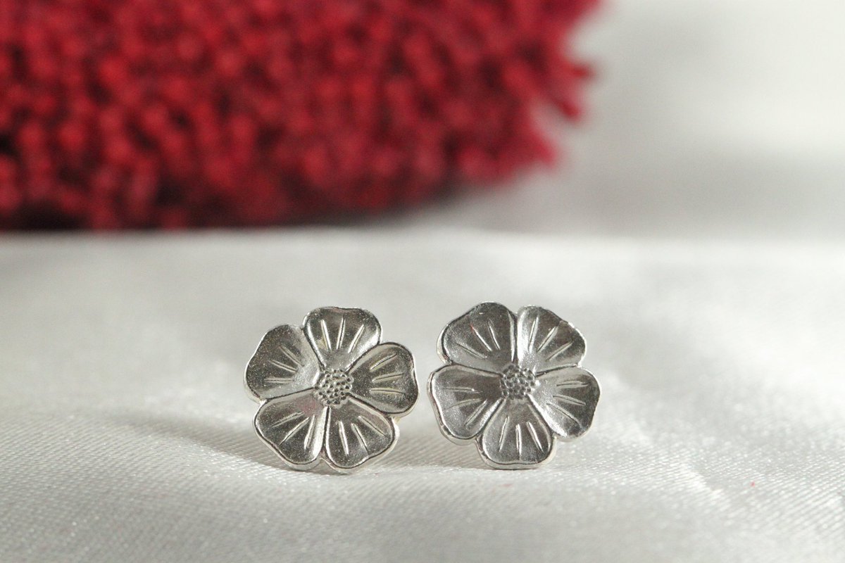 Design27Ls's tweet photo. Excited to share this item from my #etsy shop: Flower Earrings, Sterling Silver Earrings, Tiny blossom Silver Studs for Everyday wear, earrings, Mother's Earring, Simple Bridesmaid Gift #earrings #birthday #silver #silverearrings #giftforher https://t.co/AaruWe6Evh https://t.co/eWRAUDkAkv