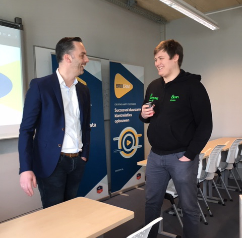 brixcrm's tweet photo. Dinsdag heeft onze collega Jan-Willem een lunchlezing gegeven aan #IT studenten van het @Saxion.
Met welke uitdagingen hebben onze #consultants en #software #engineers te maken wanneer ze aan het werk zijn voor onze klanten? Leuk om te merken dat de studenten getriggerd raakten! https://t.co/ZfPtoAzLNL