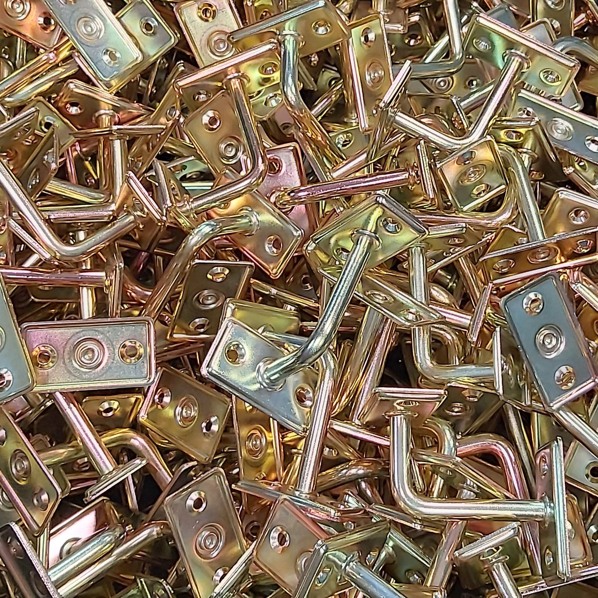 El zincado amarillo trivalente mantiene un color y aspecto parecido al antiguo bicromatado, tan ligado estéticamente a la madera. Es un recubrimiento libre de metales pesados, tal y como marcan las directrices europeas. #herrajes #acabados #ferretería #quincallerie #hardware