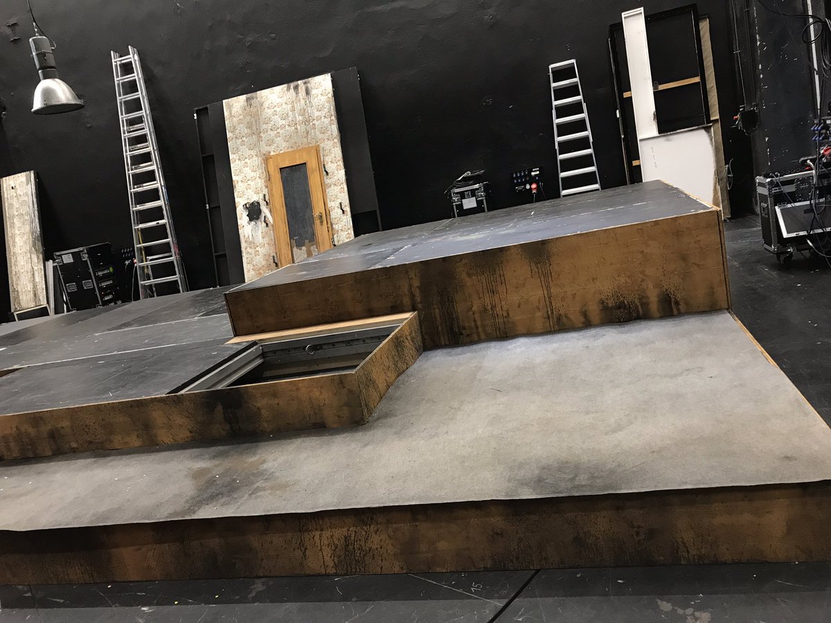 blnensemble's tweet photo. Aufbau im Neuen Haus für "Ubu Rex". ab heute wieder für drei Vorstellungen auf der Bühne! #BEbackstage #BEubu https://t.co/lawpehbOtV