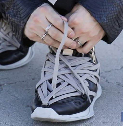 gimbapkuk's tweet image. bangtan's shoelaces are more complicated than my life............