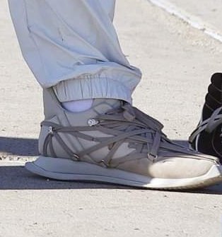 gimbapkuk's tweet image. bangtan's shoelaces are more complicated than my life............