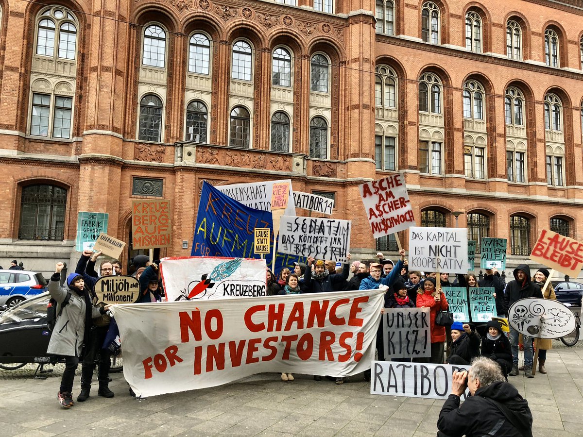 u67bleibt's tweet photo. Wir kämpfen gemeinsam weiter für die #BerlinerMischung! Wir fordern ressortübergreifendes Handeln! Berlin braucht den Fördertopf zum Schutz von #WohnenUNDGewerbe! @RotesRathaus 📣
🔅 #ohnemixgehtnix 🔅
#MilleuschutzWohnenUNDGewerbe 
#Kleingewerbe #Einefüralle https://t.co/HBoRja7LS6