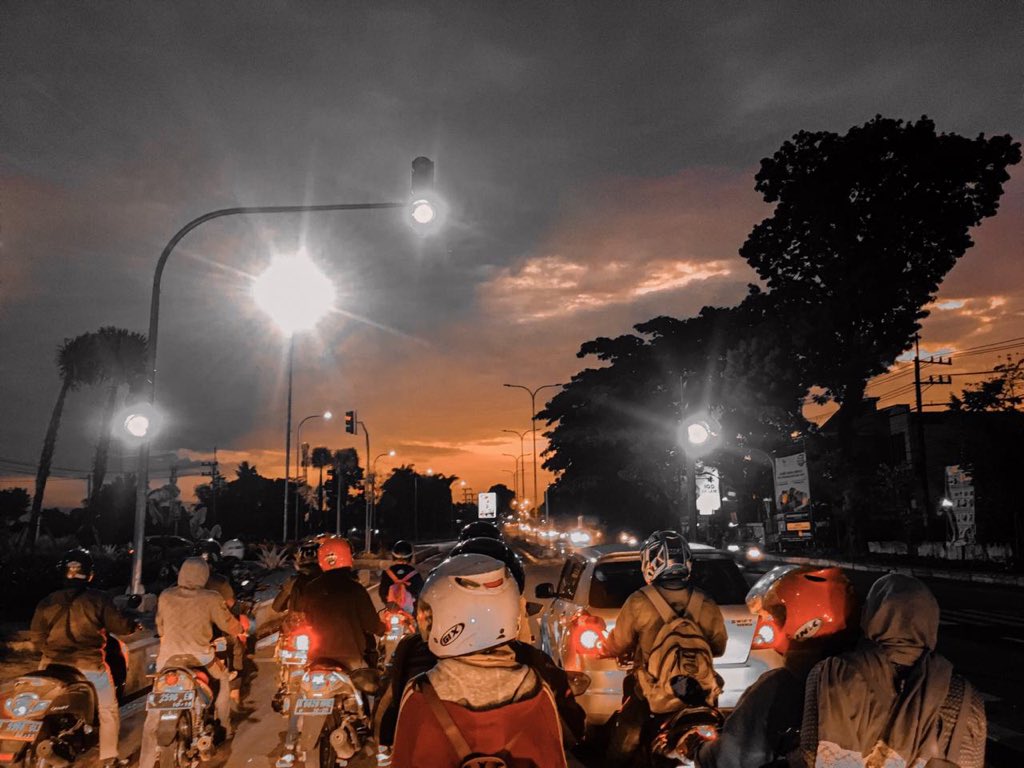 DhaniFdn's tweet photo. @andrigunardiii pas di lampu merah😂 https://t.co/1SxCxPJiIw