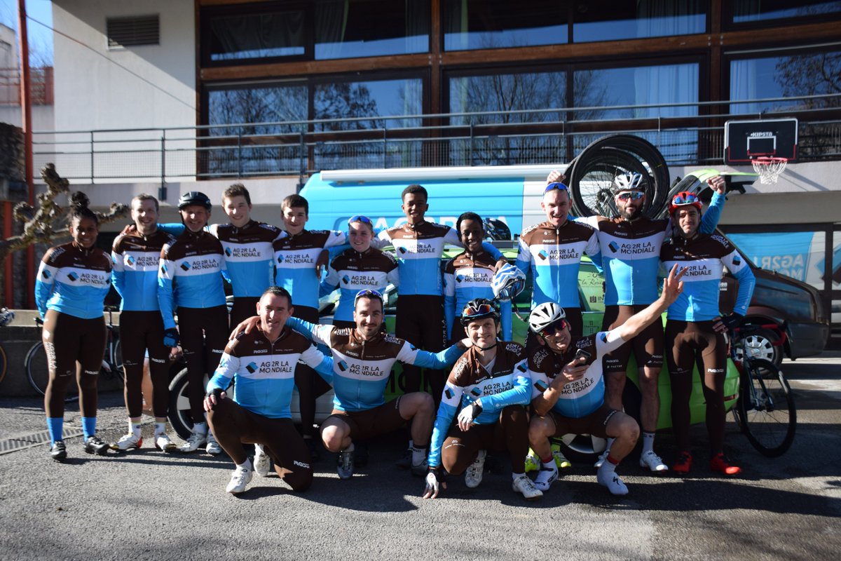 ChamberyCF's tweet photo. #StagesCyclistes | Du 22 au 26 fev. à #Vogüé, 13 stagiaires préparaient leur saison sous le ☀️ de l'Ardèche. Encadrés par notre staff, ils ont pu peaufiner leur forme & échanger avec nos coureurs.
📅 Les prochaines dates: https://t.co/jVvnm8ikoB
#CCFTraining | #ChambéryCF 🚴♂️ https://t.co/lkeWmvQrVO