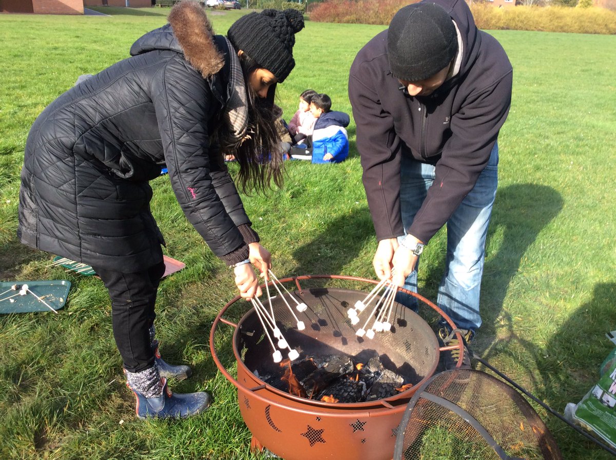 MissIsmailKMPA's tweet photo. Year 1 have had a great morning singing songs and eating s’mores around the camp fire! 🔥 ⛺️ 🍪 📖 Thank you to parents for dressing children appropriately! @kestrelmead @MrLorgatKMPA @MissHPatelKMPA @MrsVanmaliKMPA https://t.co/xjBsa0vfV7