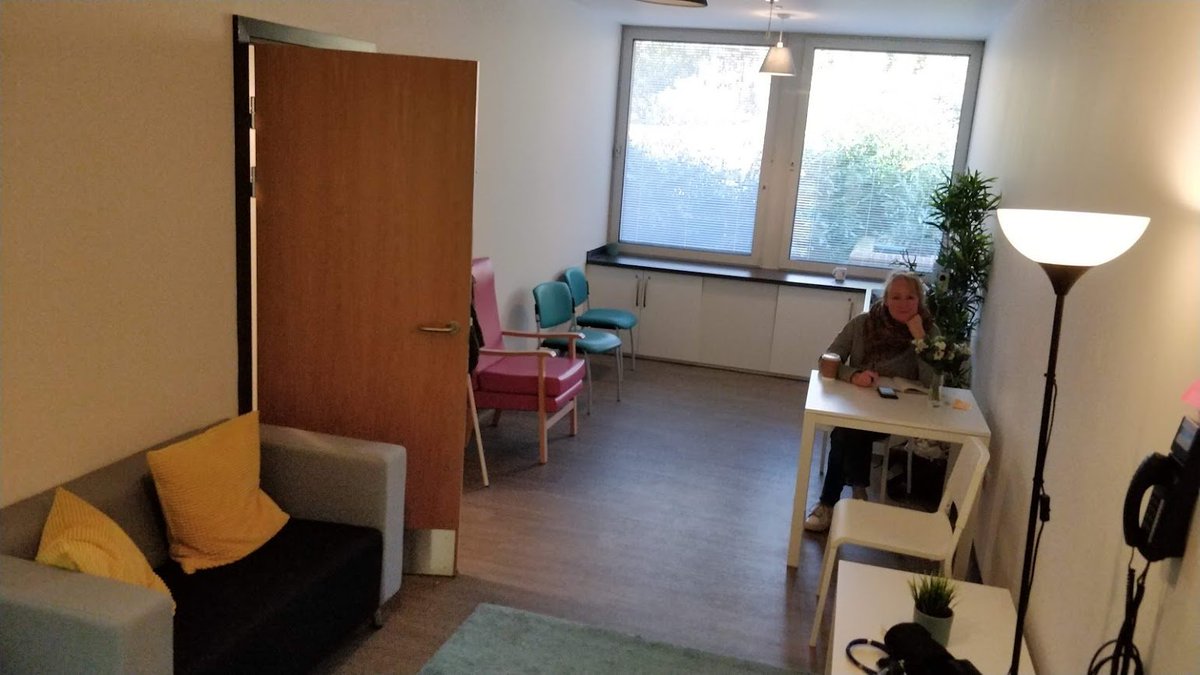 SurreySimTech's tweet photo. Today's exciting event: first ever Mental Health Nursing Real Time Sim.. We've set up a crisis centre, managing calls from/about various patients; our students are assessing, taking appropriate action; visiting patients in a flat, a care home, a custody suite, and a ward https://t.co/16WBjMeHD5