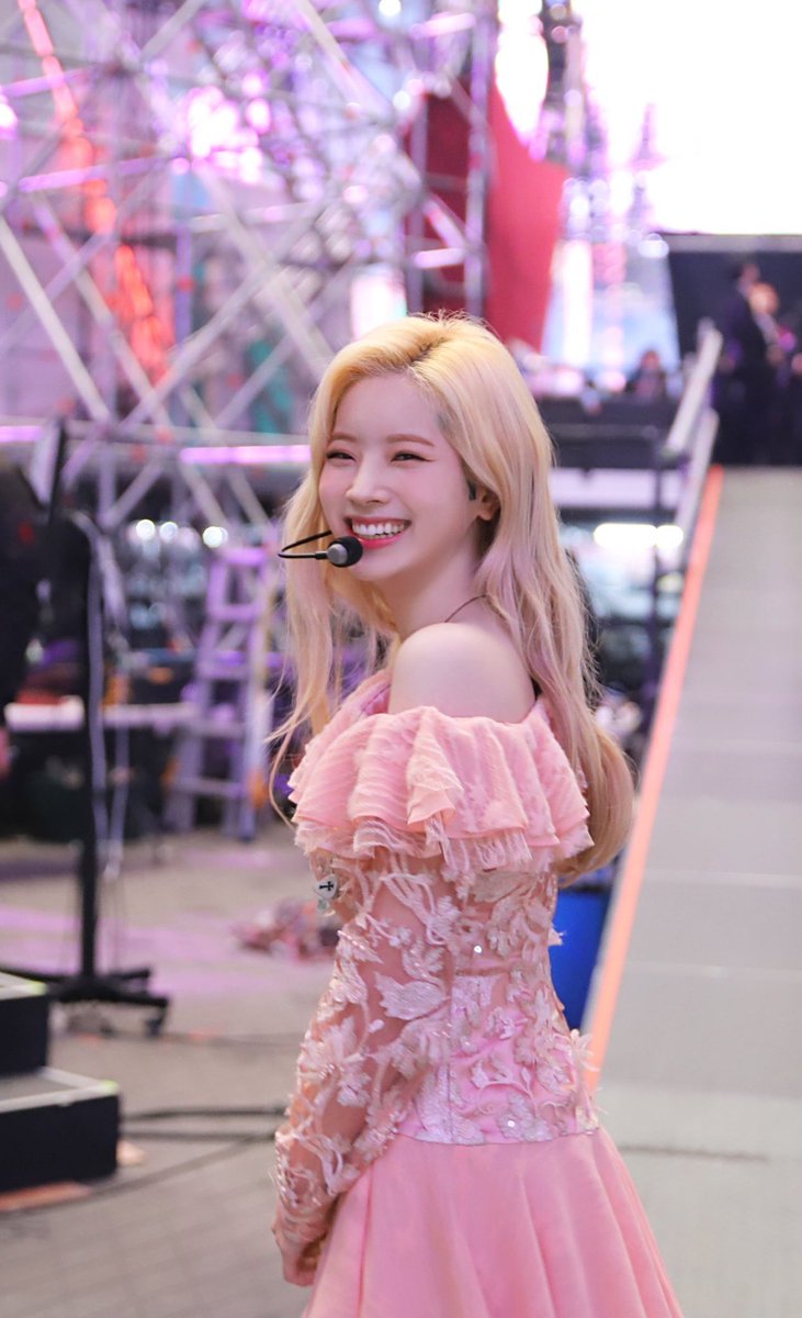 56. Missed yesterday because I somehow fell asleep early ._. anyways here’s a smiley Dahyun my favorite uwu