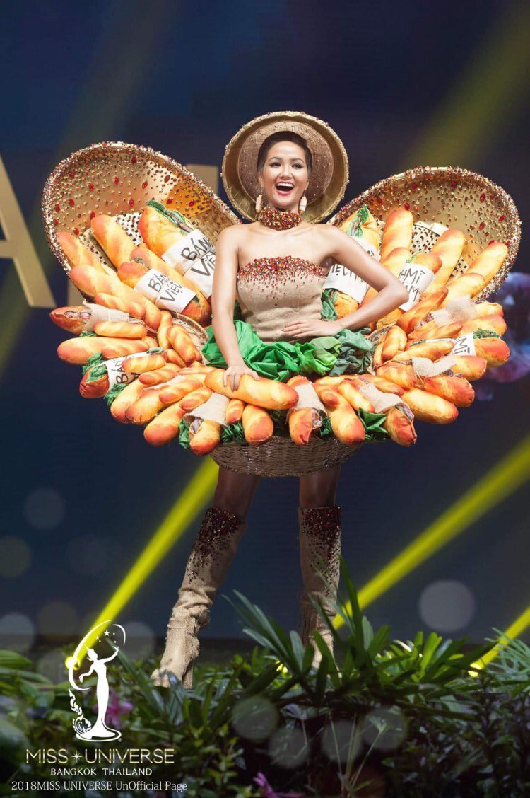 lhnrubie's tweet photo. #KoreansApologizetoVietnam
#YTN_사과해 
#베트남을존중해 bánh mì là món ăn truyền thống và là niềm tự hào của Việt Nam bằng chứng là ở đấu trường nhan sắc lớn nhất hành tinh đây ạ https://t.co/DdfFUwC62i