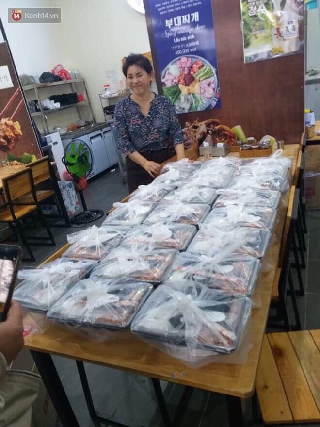 tamtamm162's tweet photo. According to Dr. Le Thanh Phuc - Director of Lung Hospital, each meal of tourists coming from the "heart" region of Korea costs VND 200,000 and was ordered at Da Nang's most famous Korean restaurant.
cre: Danang Viewers
#KoreansApologizetoVietnam #YTN_사과해  #베트남을존중해 https://t.co/Ra3Z0oacZT