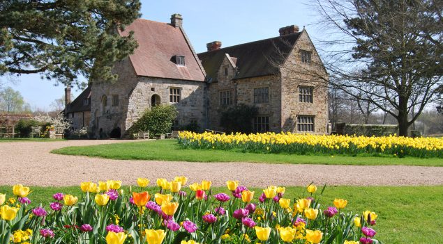 sussexliving's tweet photo. From 14 - 29 March: Come and enjoy the #Daffodil Festival at @MichelhamPriory House & Gardens, #UpperDicker, Nr #Hailsham - A host of 80,000 daffodils bursting into colour on this seven acre island. Standard admission applies. https://t.co/HHMcnNE3TC https://t.co/BXNaKP170o