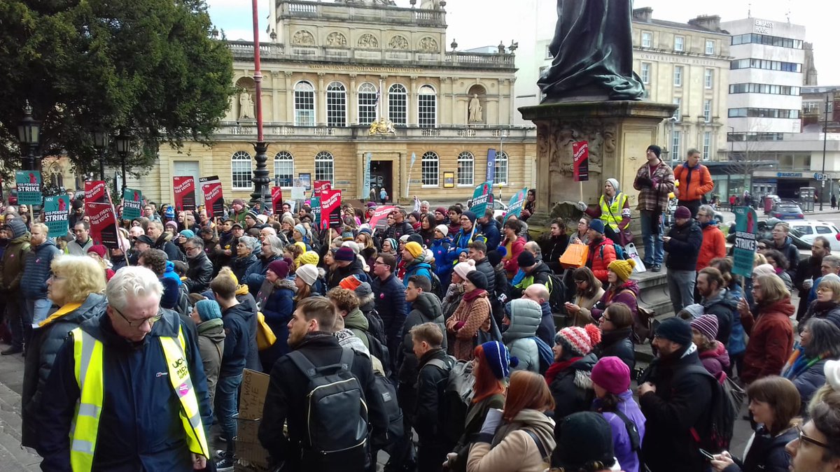 A huge turnout at the #Bristol rally to hear @DrJoGrady speak. 

#ussstrike 
#FourFights 
#UCUstrikesback 
#bath