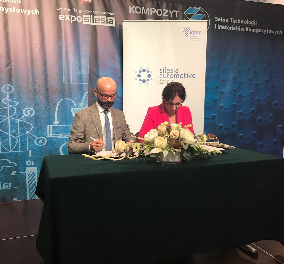 MichalekJanusz's tweet photo. Właśnie, w imieniu flagowego Klastra Silesia Automotive &amp; Advanced Manufacturing #SA@AM  podpisałem umowę o współpracy ze Śląskim Klastrem Internetu Rzeczy @SINOTAIC, koordynowanym przez #SmartSecureNetworks. Oj będzie się działo:) https://t.co/KKwliZweTq