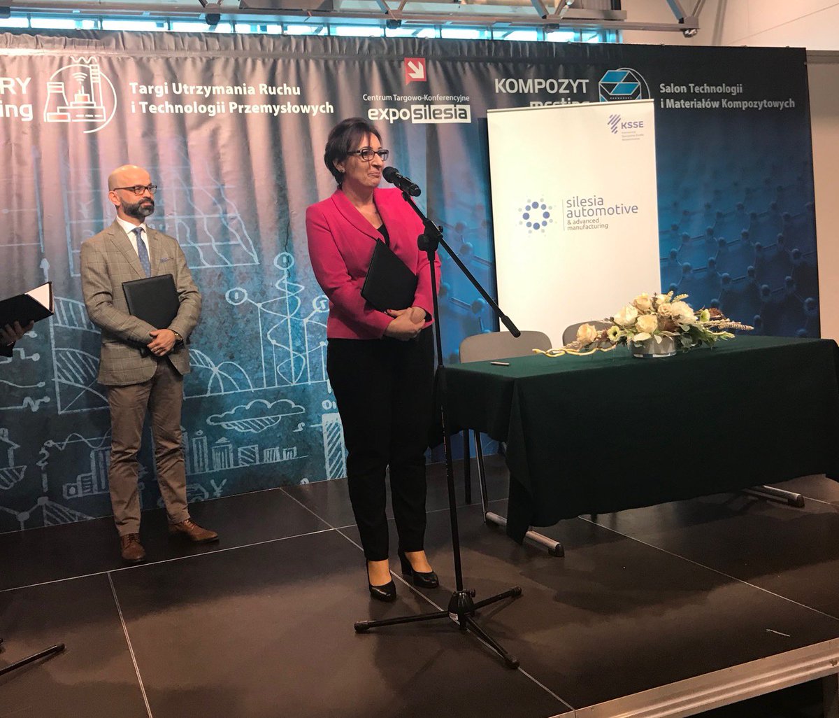MichalekJanusz's tweet photo. Właśnie, w imieniu flagowego Klastra Silesia Automotive &amp; Advanced Manufacturing #SA@AM  podpisałem umowę o współpracy ze Śląskim Klastrem Internetu Rzeczy @SINOTAIC, koordynowanym przez #SmartSecureNetworks. Oj będzie się działo:) https://t.co/KKwliZweTq