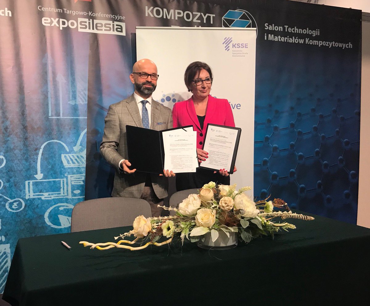 MichalekJanusz's tweet photo. Właśnie, w imieniu flagowego Klastra Silesia Automotive &amp; Advanced Manufacturing #SA@AM  podpisałem umowę o współpracy ze Śląskim Klastrem Internetu Rzeczy @SINOTAIC, koordynowanym przez #SmartSecureNetworks. Oj będzie się działo:) https://t.co/KKwliZweTq