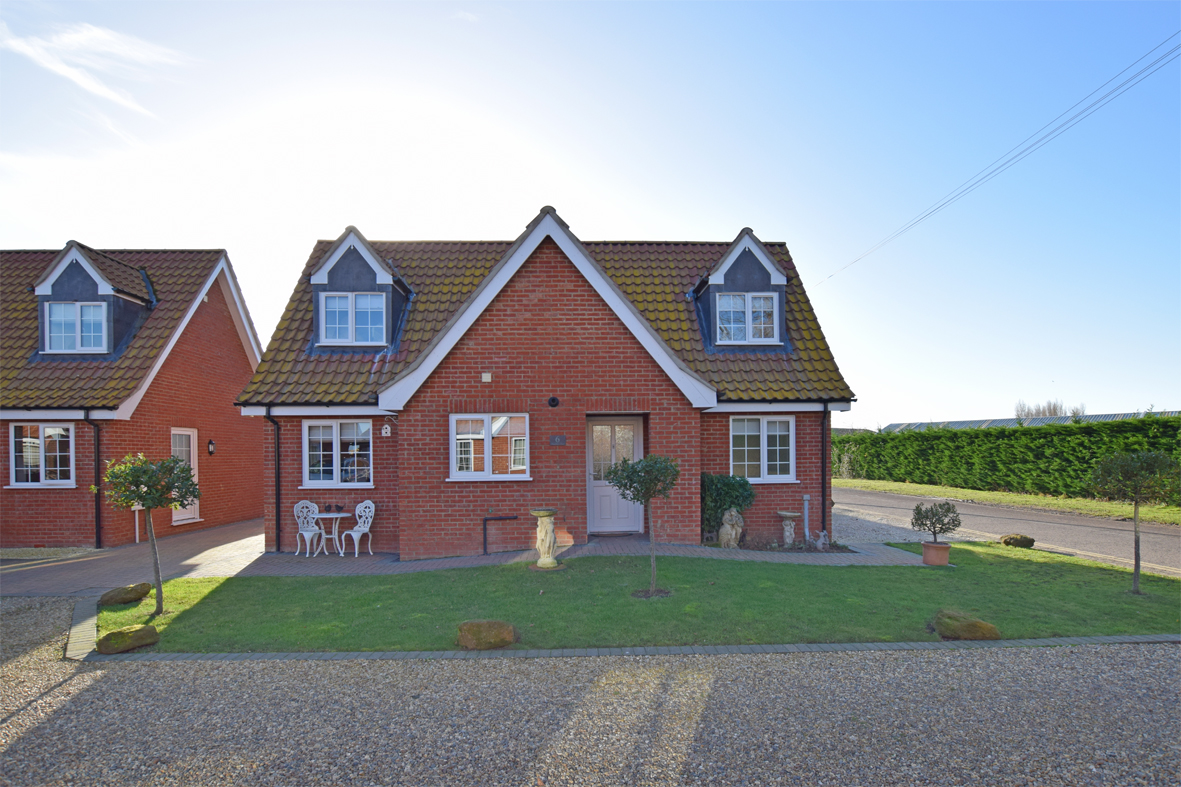 RTestateagents's tweet photo. NEW PRICE!! This stunning 2/3 bedroom chalet has just been reduced! The home is immaculate inside and offers superb modern living. #newhome #home #house #chalet #movinghome #eastofengland #norfolk #westnorfolk #kingslynn https://t.co/Hs4GgXtSlk