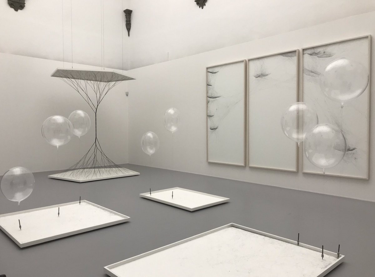 Il suono dell’aria, ragnatele, installazioni destinate a solcare i cieli, giardini sospesi e mappe che ci portano alla scoperta di città invisibili... tutto questo a Palazzo Strozzi che si presta ad accogliere i lavori e le riflessioni di Tomás Saraceno levento.eu/2020/02/21/tom…
