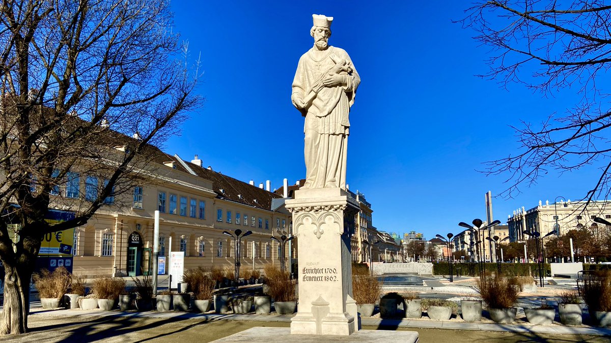 In ganz Wien findet man Darstellungen des 1729 heiliggesprochenen 𝐉𝐨𝐡𝐚𝐧𝐧𝐞𝐬 𝐍𝐞𝐩𝐨𝐦𝐮𝐤. Allein im 7. Bezirk gibt es 5 Stück - eine Statue in unserem 'Wäldchen' vorm MuseumsQuartier, beim MQ Amore! ⁣

#discoverMQ #johannesnepomuk #neubauliebe