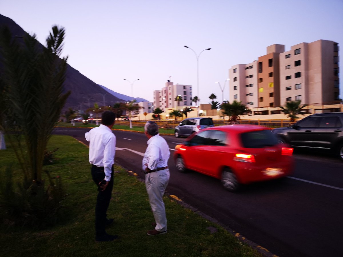 DPRTarapaca's tweet photo. Intendente @MAngelQuezada junto al Gobernador (s) @cnavarretec y Coronel Cristian Monrroy de @CarabTarapaca, recorrieron diferentes puntos de #Iquique desde las 7:00 hrs,  verificando el correcto funcionamiento y flujo de vehículos en el 1er día de ingreso a clases masivo. https://t.co/t8gs6lemI5