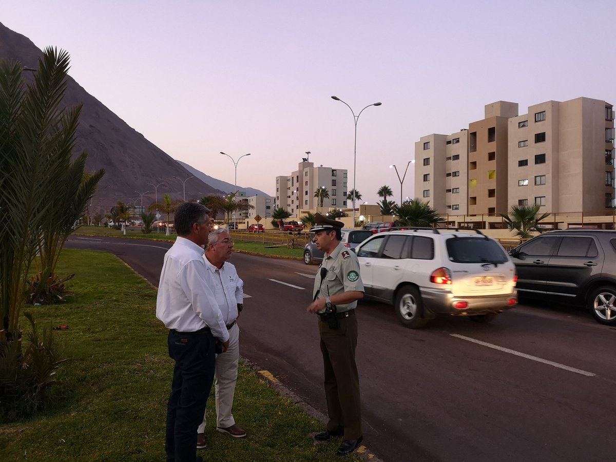 DPRTarapaca's tweet photo. Intendente @MAngelQuezada junto al Gobernador (s) @cnavarretec y Coronel Cristian Monrroy de @CarabTarapaca, recorrieron diferentes puntos de #Iquique desde las 7:00 hrs,  verificando el correcto funcionamiento y flujo de vehículos en el 1er día de ingreso a clases masivo. https://t.co/t8gs6lemI5