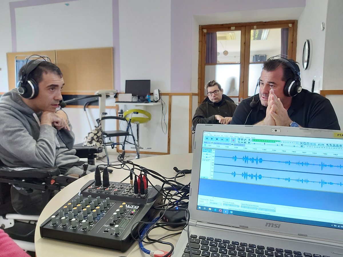 lrcaspace's tweet photo. 🎙Hoy ha pasado por nuestros micros el gran chef mallorquín @MiquelCalent .

🍲🍅🍗 Un apasionado de la cocina que nos ha hablado sobre su cocina y sus secretos. https://t.co/vXY8iJ2dCT