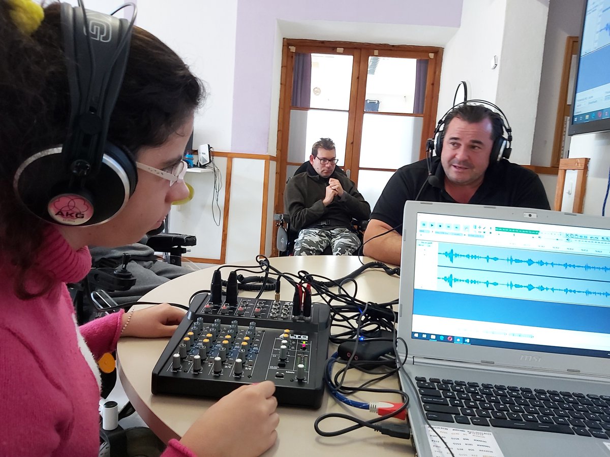 lrcaspace's tweet photo. 🎙Hoy ha pasado por nuestros micros el gran chef mallorquín @MiquelCalent .

🍲🍅🍗 Un apasionado de la cocina que nos ha hablado sobre su cocina y sus secretos. https://t.co/vXY8iJ2dCT