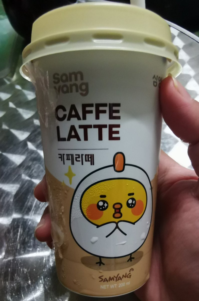 AyuMeteor_KSY's tweet photo. Not too sweet and not too bitter..just nice..or coz i have it while watching Mr.BillieMong Vlive..but srsly..nice #SamyangCoffee #HalalCoffee #CaffeeLatte https://t.co/k4RRrshOyx