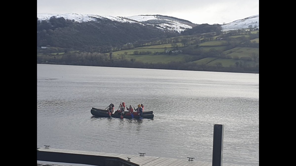 YsgolCC's tweet photo. Canwio. Llyn Tegid yn sgeinio heddiw. #arenig https://t.co/Ue5kuuQPvk
