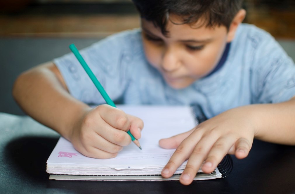 Домашнее задание картинка. Дети сочиняют. Do homework. I write homework. Средний ребенок.