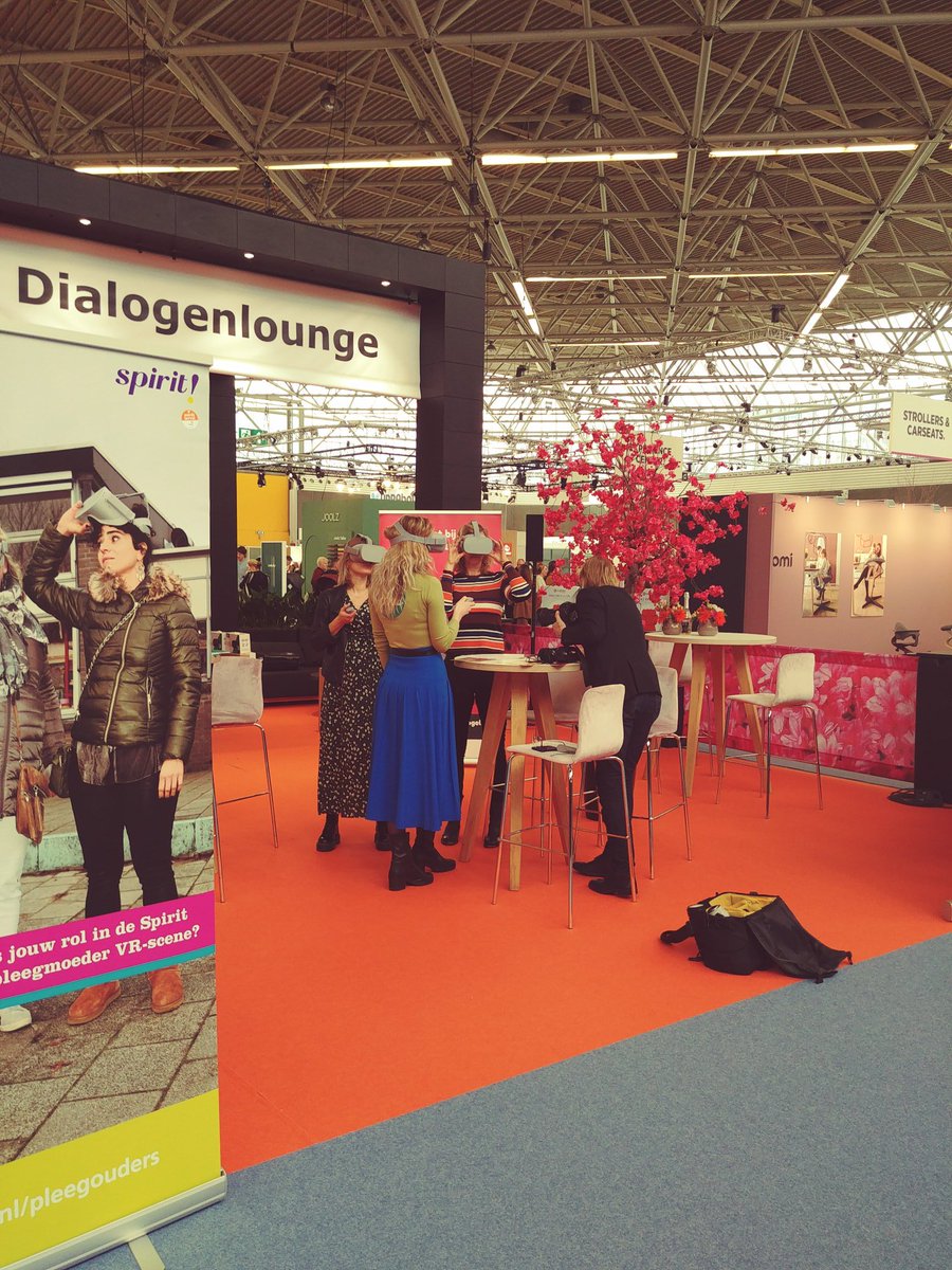 Bekijk het eens door een andere bril! Mbv #Virtual #reality worden bezoekers vd #huishoudbeurs en #negenmaandenbeurs geconfronteerd met hun vooroordelen over pleegzorg. #Bewustwordingscampagne #pleegoudersgezocht