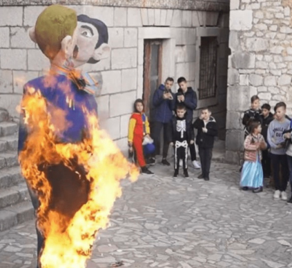 🌈 IL ROGO DELLA COPPIA GAY CON UN BAMBINO IN BRACCIO👇🏼
È successo nella piccola città croata di Imotski. La sfilata di carnevale si è conclusa con il rogo dei manichini, bruciati in mezzo alla folla.